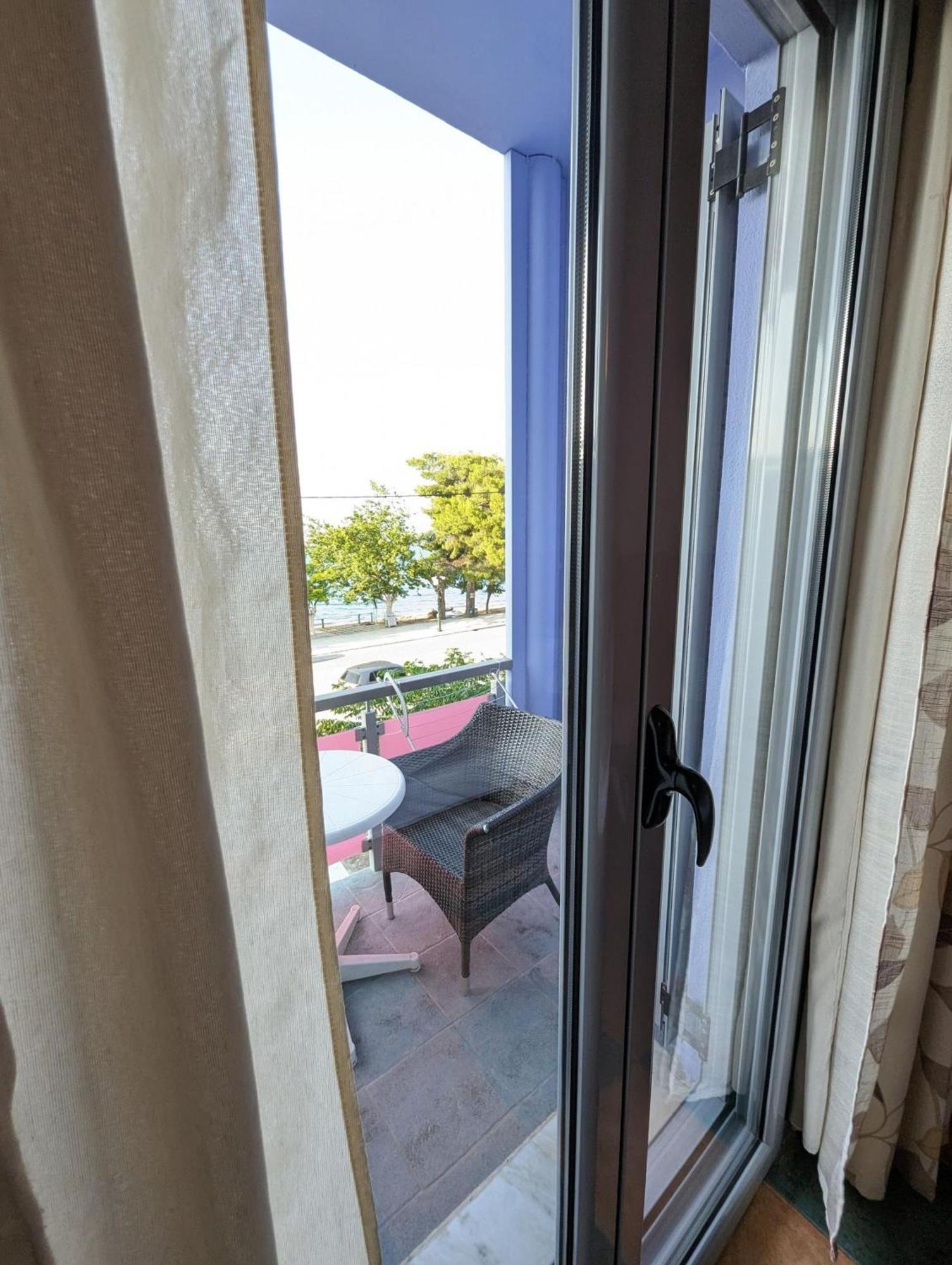 Okeania Seafront Rooms In Kamena Vourla Bagian luar foto