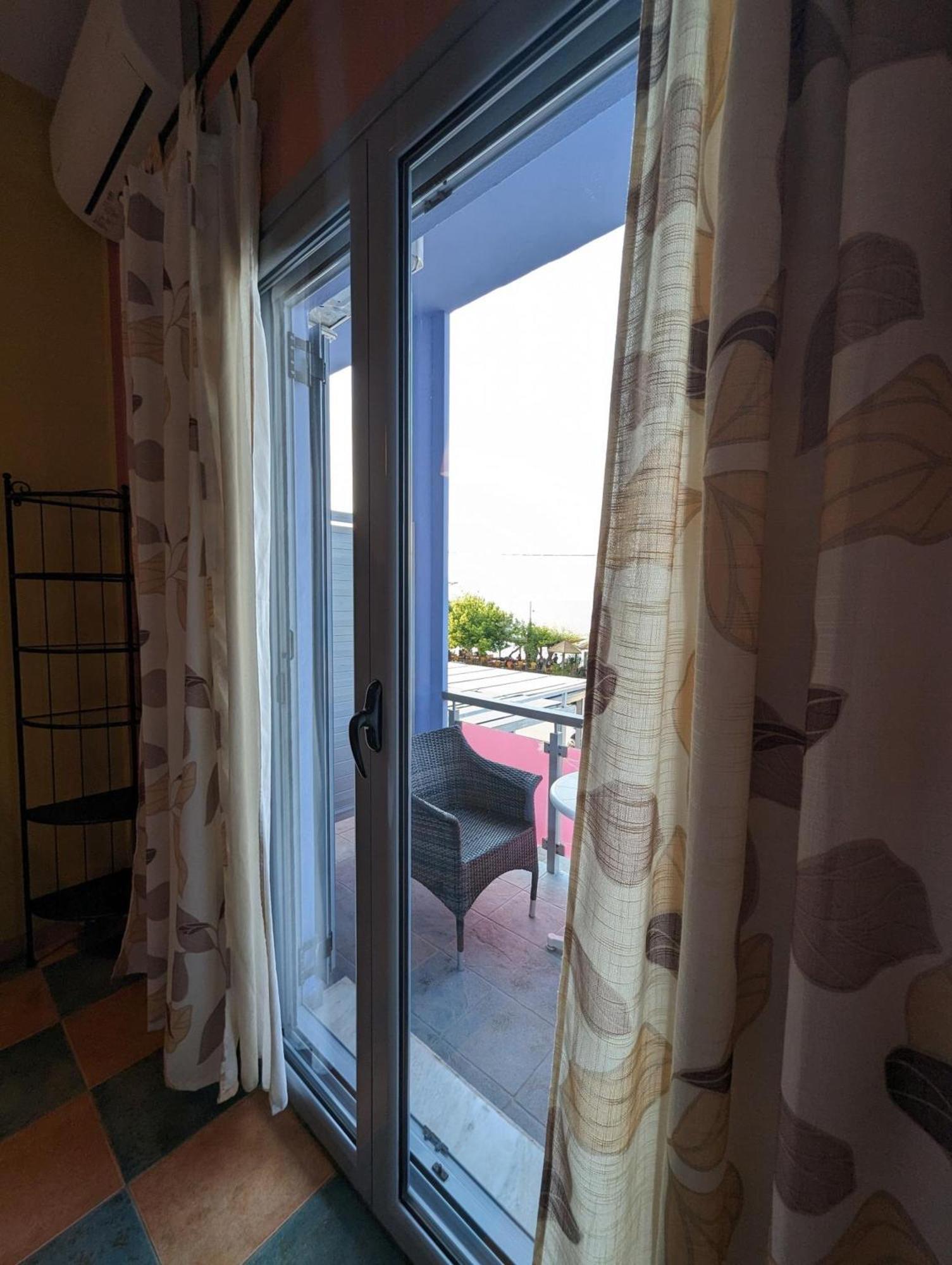 Okeania Seafront Rooms In Kamena Vourla Bagian luar foto