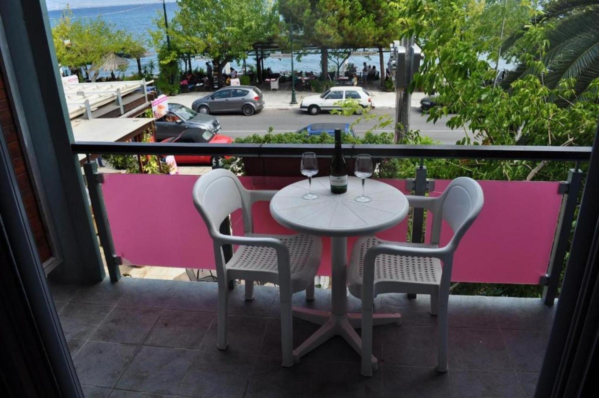 Okeania Seafront Rooms In Kamena Vourla Bagian luar foto