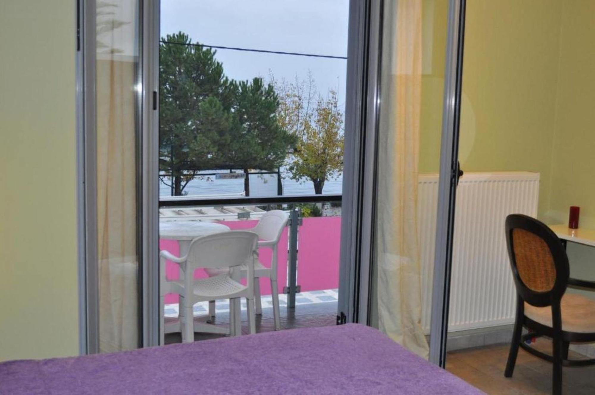 Okeania Seafront Rooms In Kamena Vourla Bagian luar foto