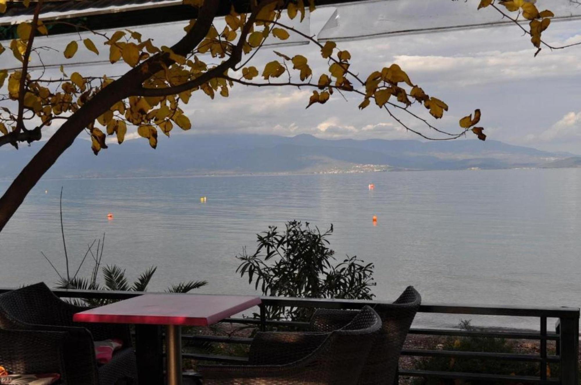 Okeania Seafront Rooms In Kamena Vourla Bagian luar foto