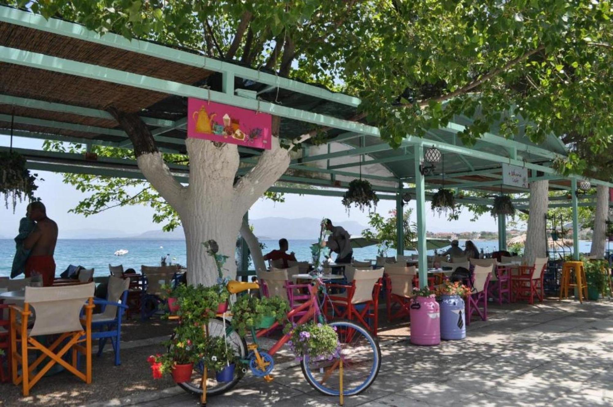 Okeania Seafront Rooms In Kamena Vourla Bagian luar foto