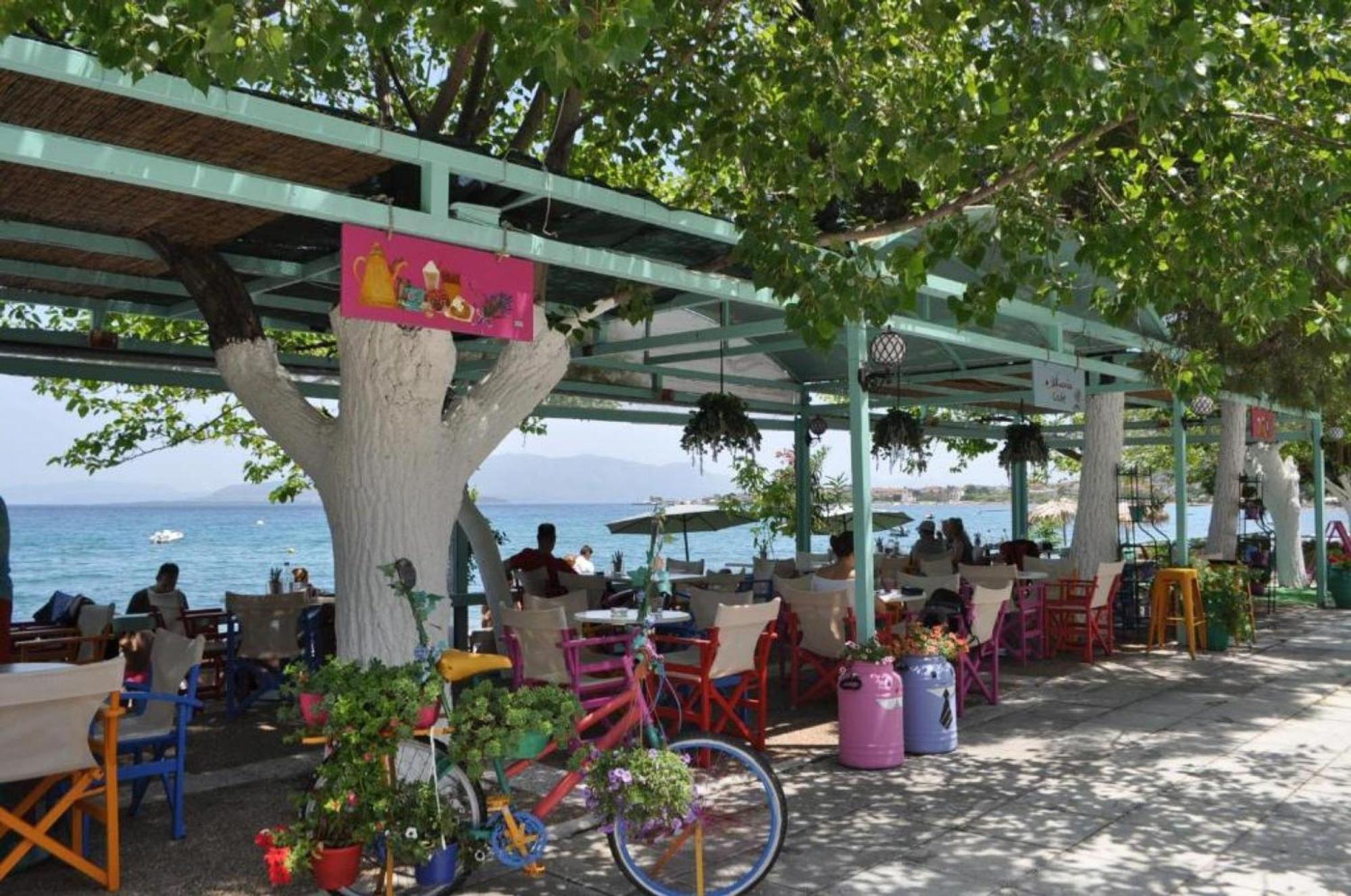 Okeania Seafront Rooms In Kamena Vourla Bagian luar foto