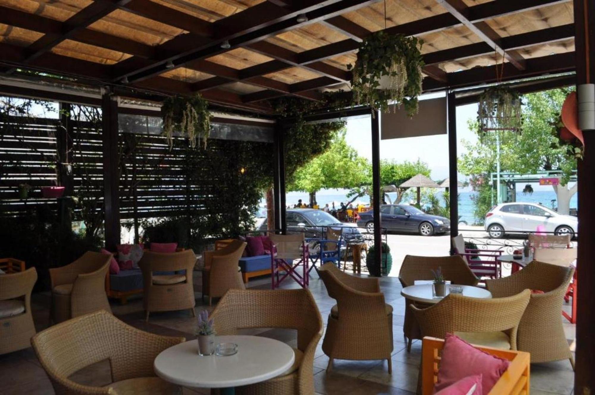 Okeania Seafront Rooms In Kamena Vourla Bagian luar foto
