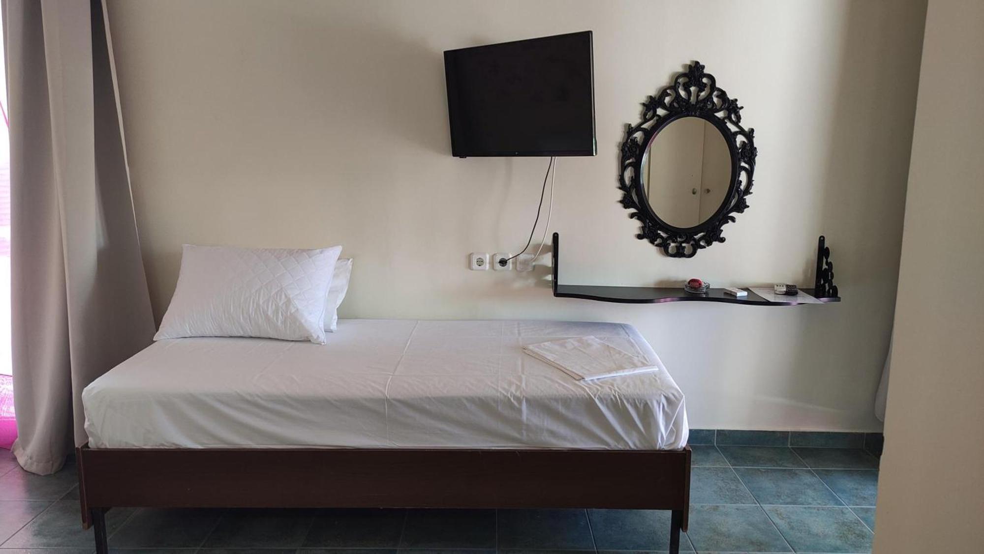 Okeania Seafront Rooms In Kamena Vourla Bagian luar foto